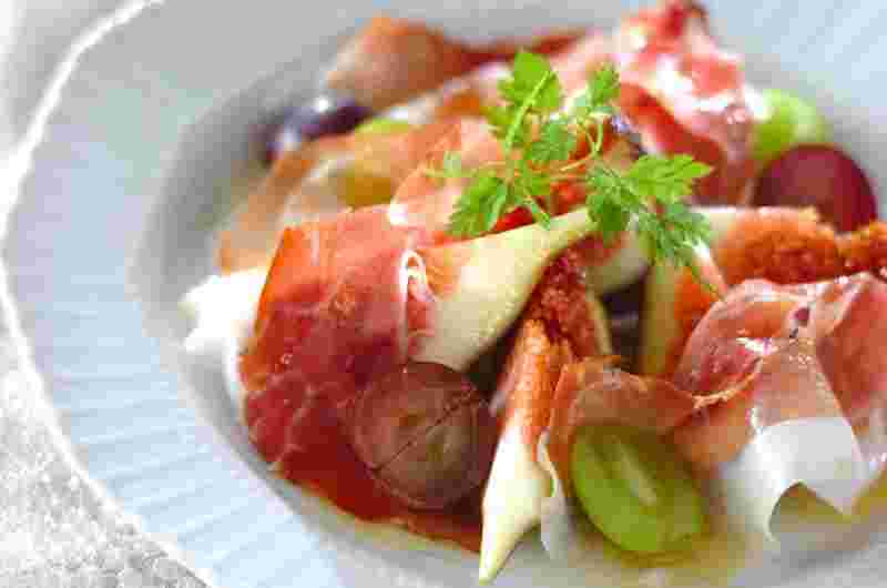 洋食屋で人気の前菜「生ハムとフルーツのオードブル」