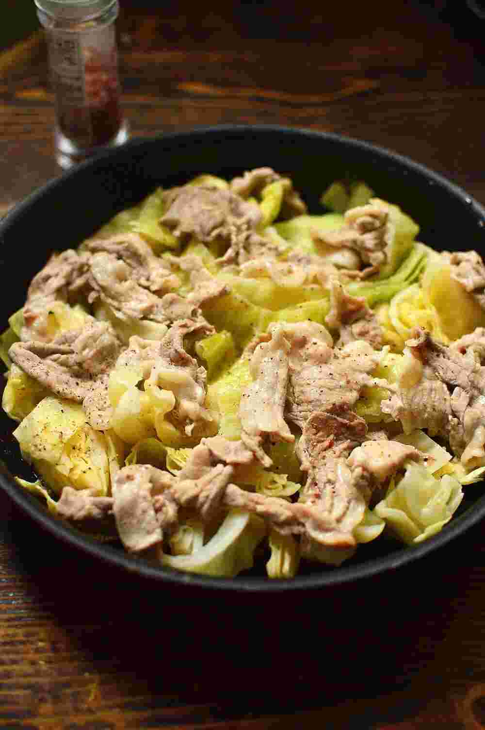 豚肩ロース薄切り肉を使用した蒸し物の画像