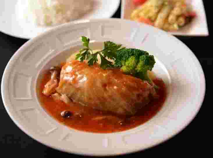 洋食屋の定番メニュー「ロールキャベツ」