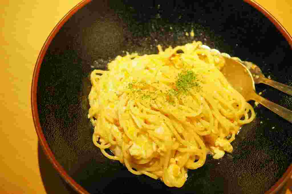 お皿に乗ったぺぺたまパスタ