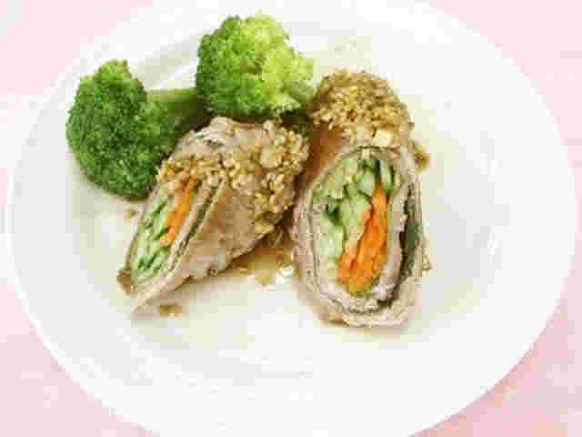 リーフレタスを豚肉で巻いた料理