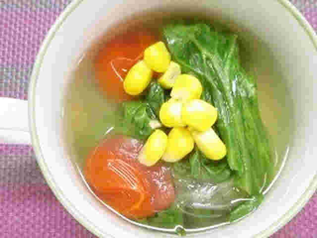 マグカップに注がれたリーフレタスとトマトのスープ