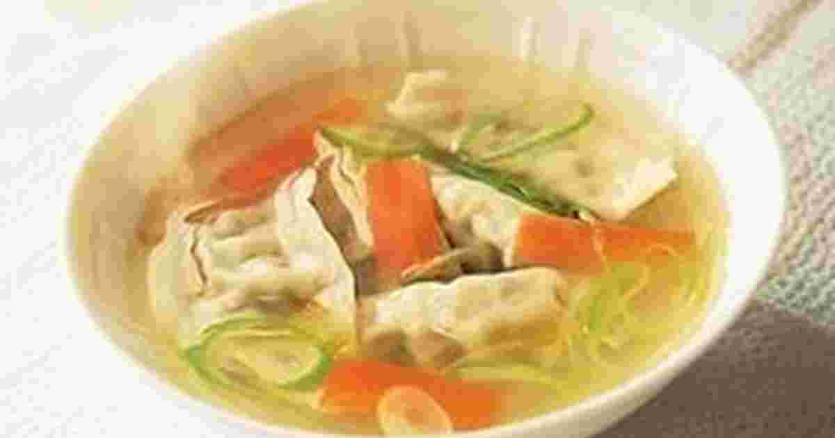 鶏ガラスープの素を使った野菜たっぷりの餃子スープ