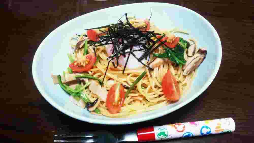 器に盛られたきのこと温泉卵の和風パスタ