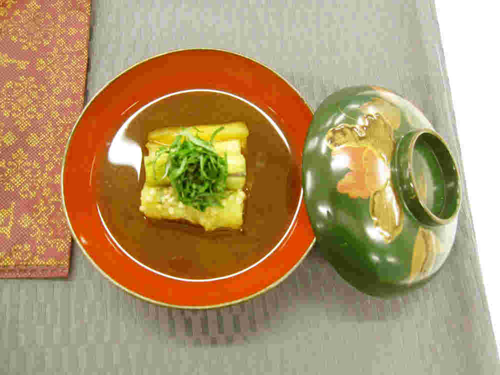 お椀に盛られた揚げなすと大葉の赤だし