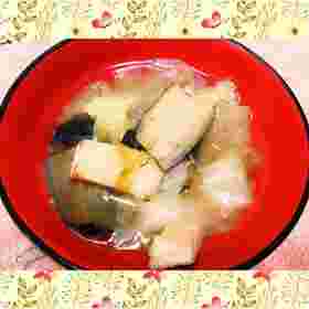 お椀に盛られた焼きなすと油揚げ野菜の味噌汁