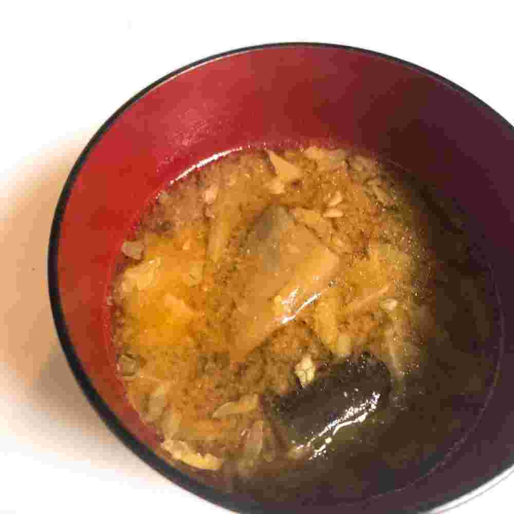 お椀に盛られた焼きなすと白菜の味噌汁