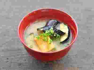 お椀に盛られた揚げなすと豆腐の味噌汁