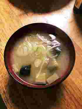 お椀に盛られた揚げなすと玉ねぎの味噌汁