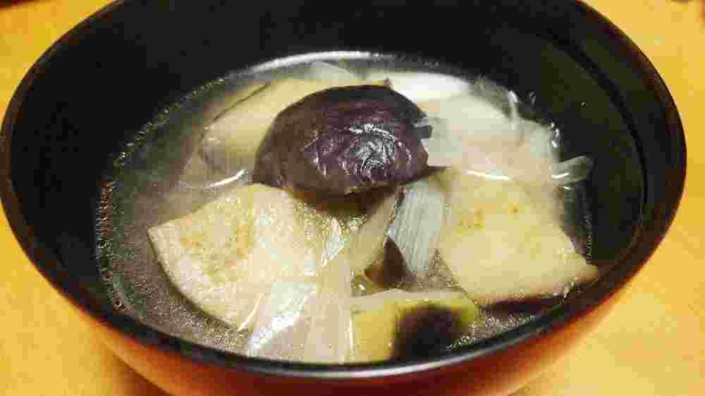 お椀に盛られた揚げなすと長ネギの生姜味噌汁