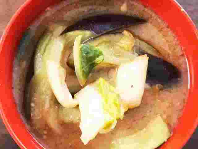 お椀に盛られたなすとキムチのピリ辛味噌汁