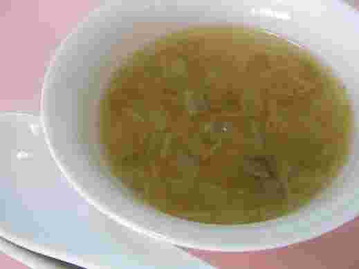 白い器に乗られた白菜と干し貝柱のスープ