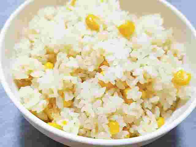 チキンスープの素を使ったコンソメ炊き込みご飯