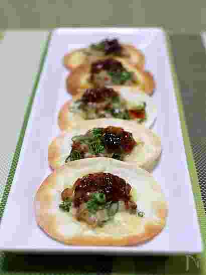 餃子の皮にチャーシューを乗せた一口ピザ