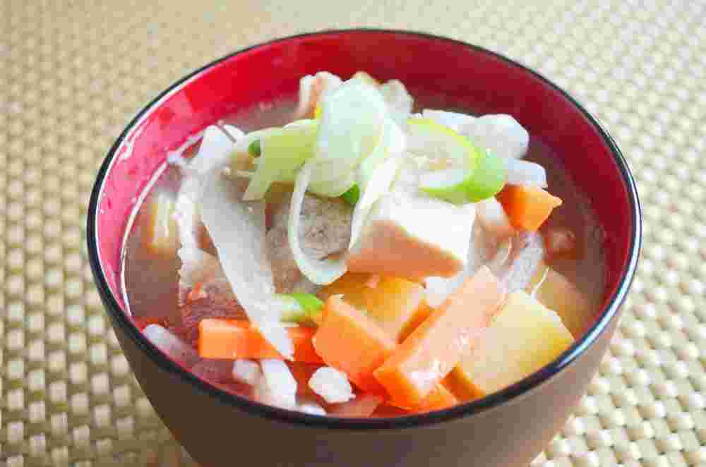 つきこんにゃくを使った汁物の画像