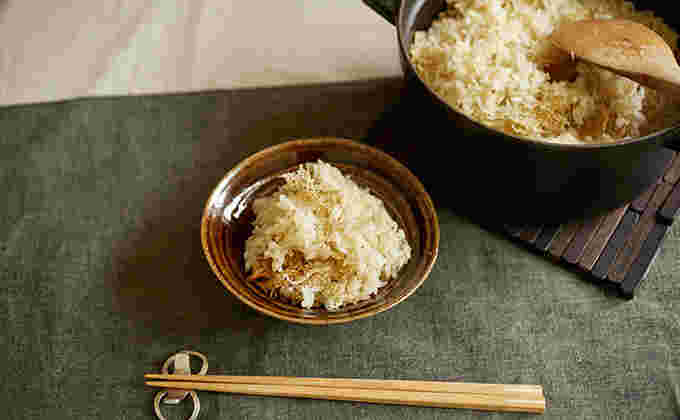 器に盛られたたたみいわしの炊き込みご飯