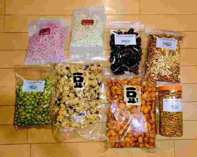 中西ピーナツの多様な商品が床に並べられている様子
