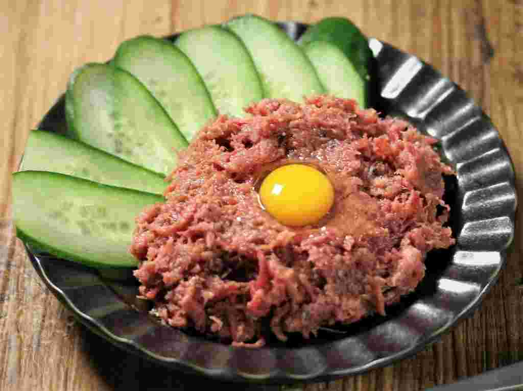 白ワインと合う料理「コンビーフのユッケ風」