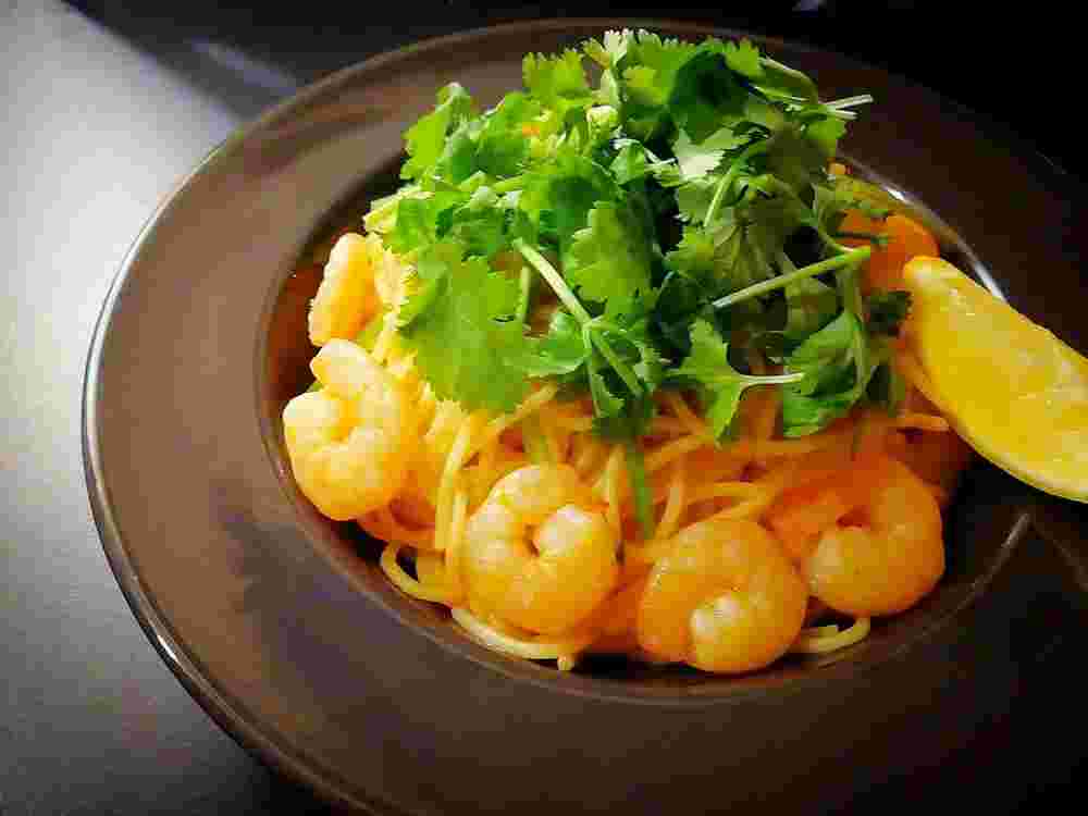器に盛られたエビとパクチーのトムヤムパスタ