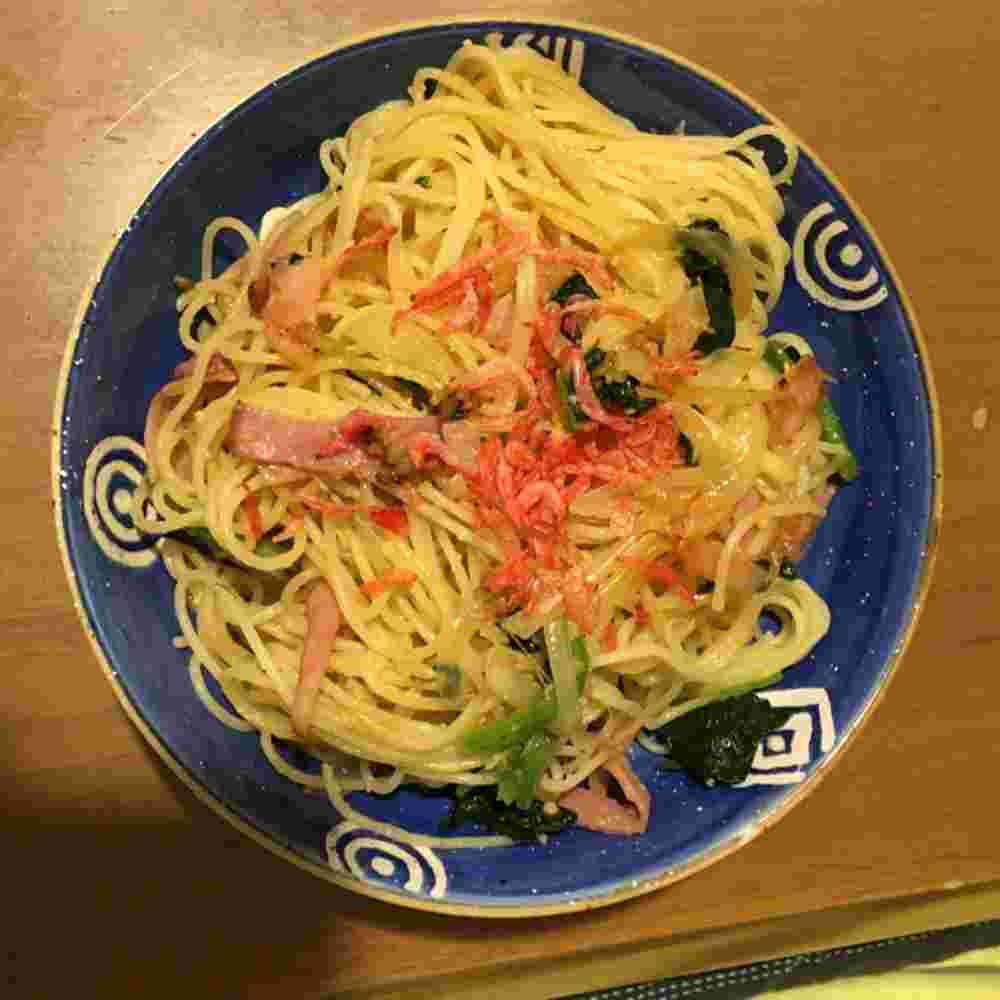 器に盛られた干しエビとほうれん草の味噌バター風味パスタ