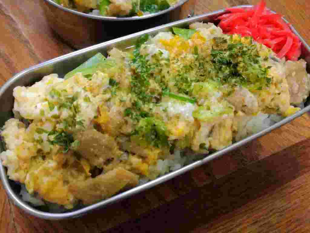 しらたきご飯に煮穴子の卵とじをかけた丼