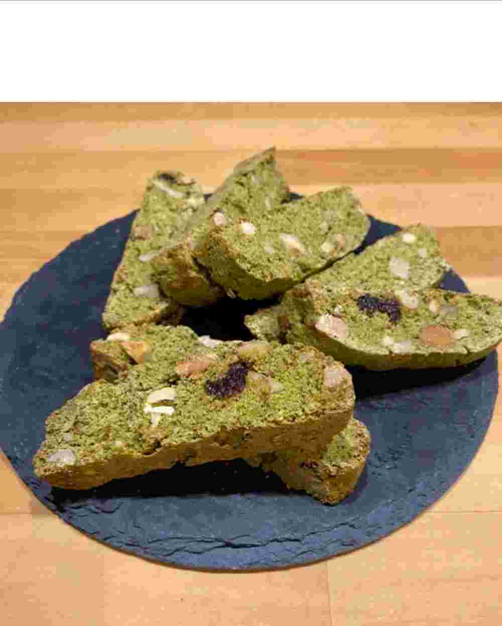 お皿に載せた抹茶とミックスナッツのビスコッティ