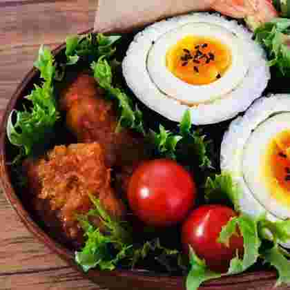 お弁当箱に入っている鶏肩肉のケチャップマヨ焼き