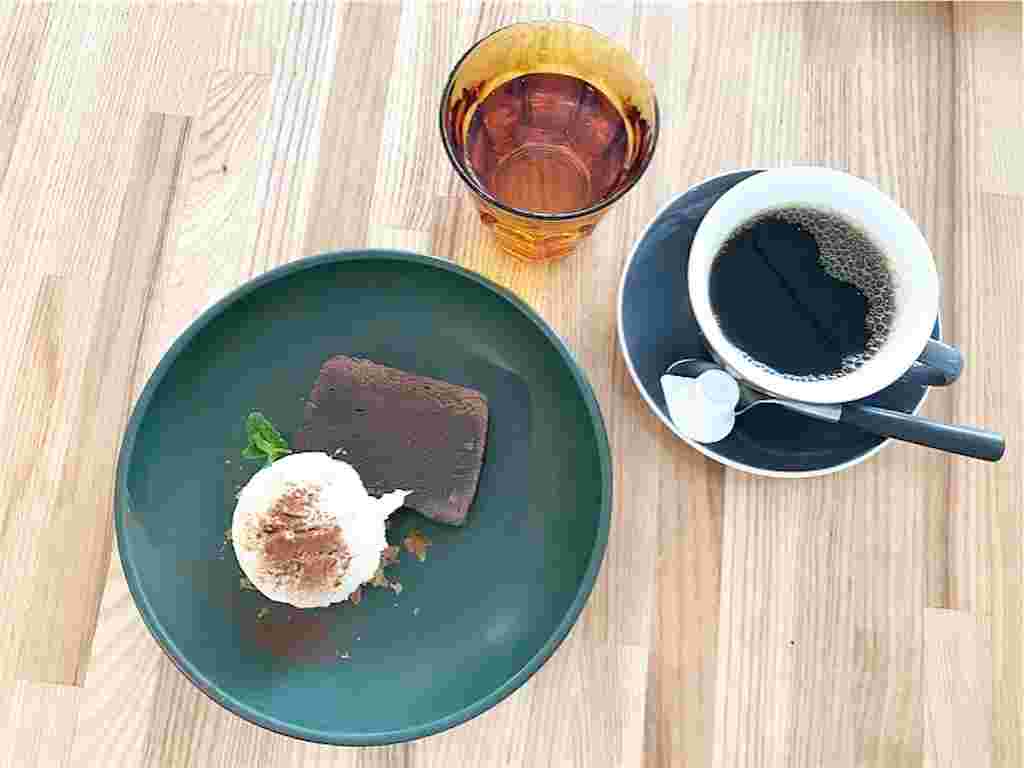 テーブルにのったコーヒーとチョコテリーヌ