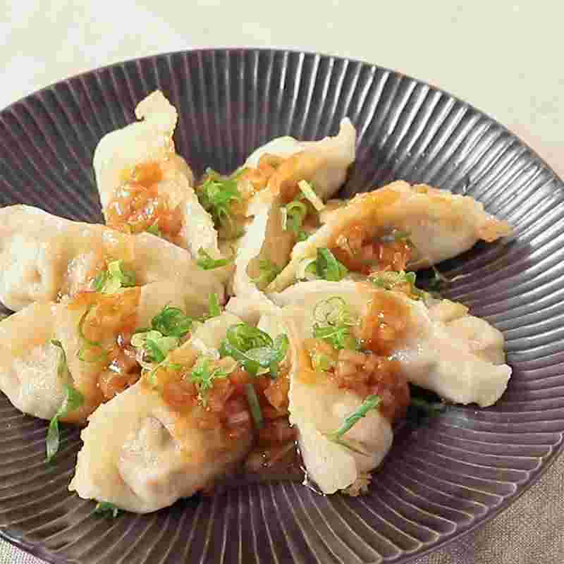冷凍餃子の香味ソースがけ