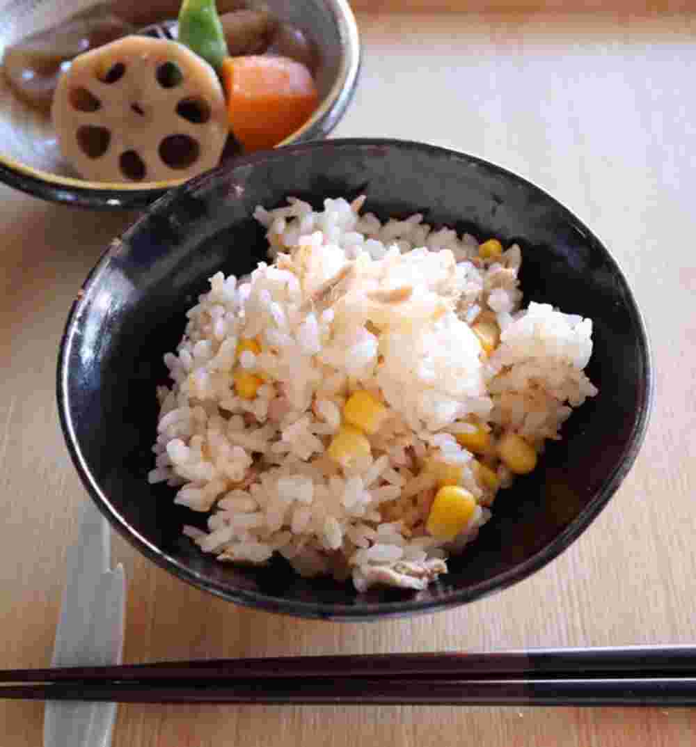 シーチキンコーンご飯の画像