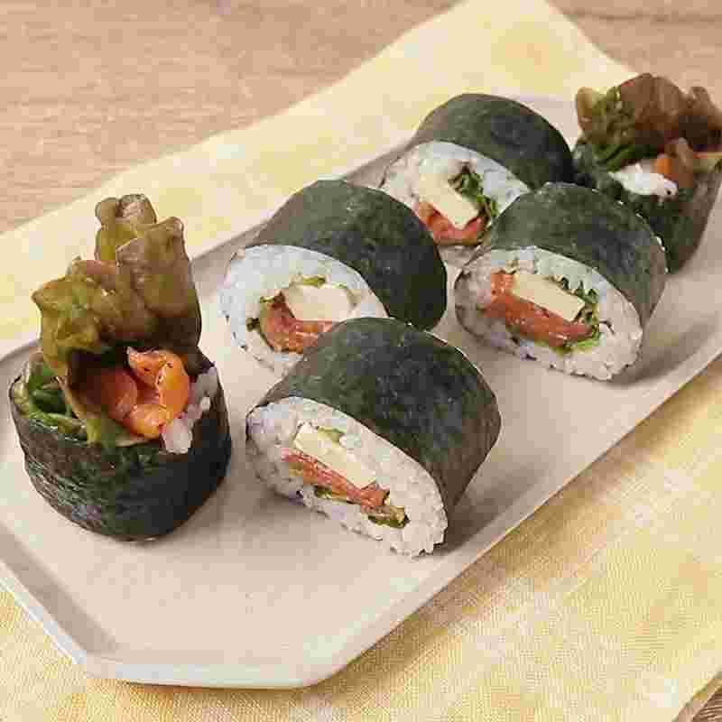 スモークサーモンとクリームチーズのサラダ巻き