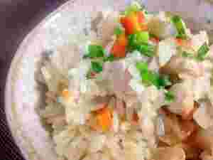 根菜のたっぷり入った鶏肩肉の炊き込みご飯