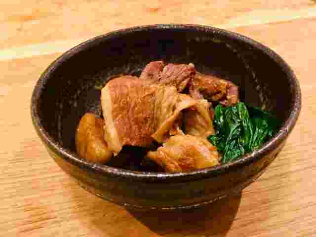 ホウレン草を添えた豚の角煮