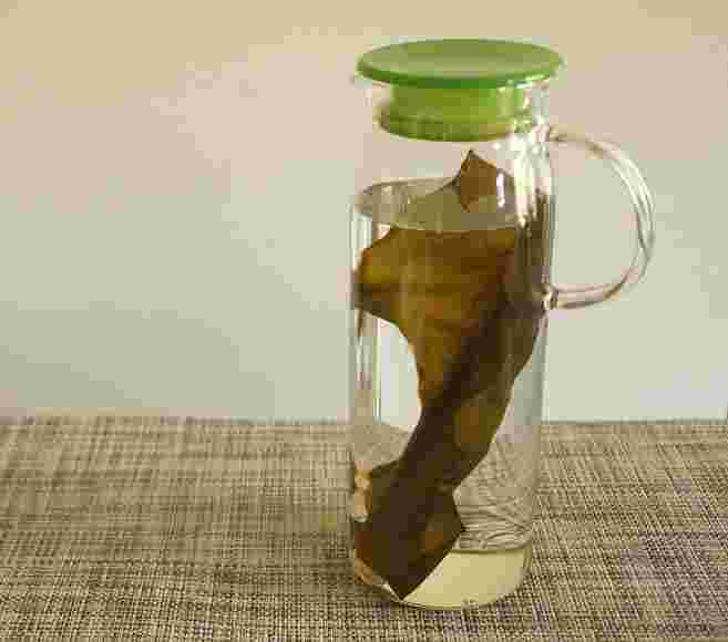 容器に入った昆布水