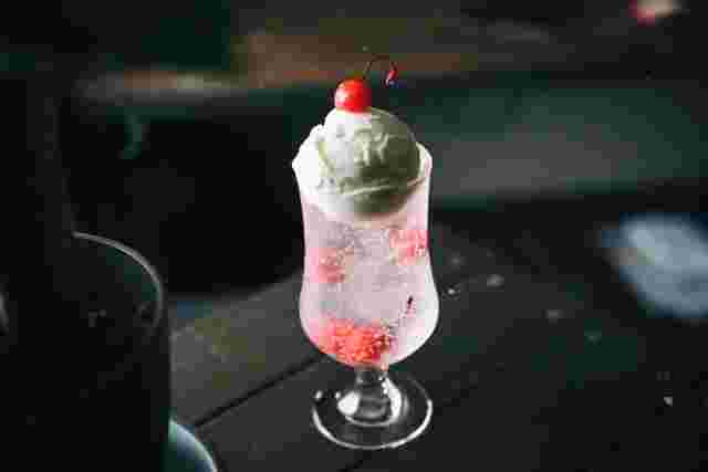 さくらんぼソーダのクリームソーダ