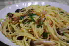 十得鍋で調理した梅と大葉としめじのパスタ