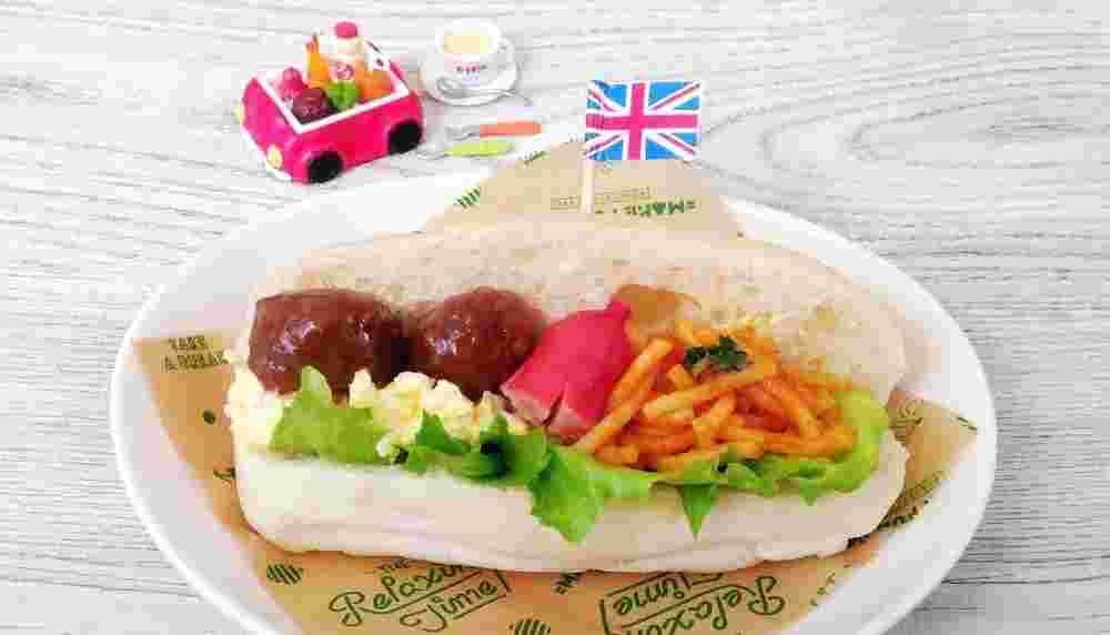 コッペパンに具材を挟んだお子様ランチ
