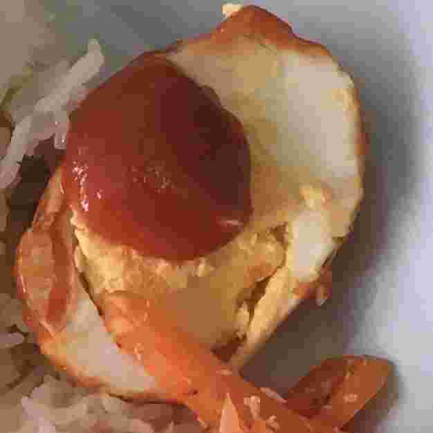 シラチャーソースを使った揚げ卵のインドネシア風