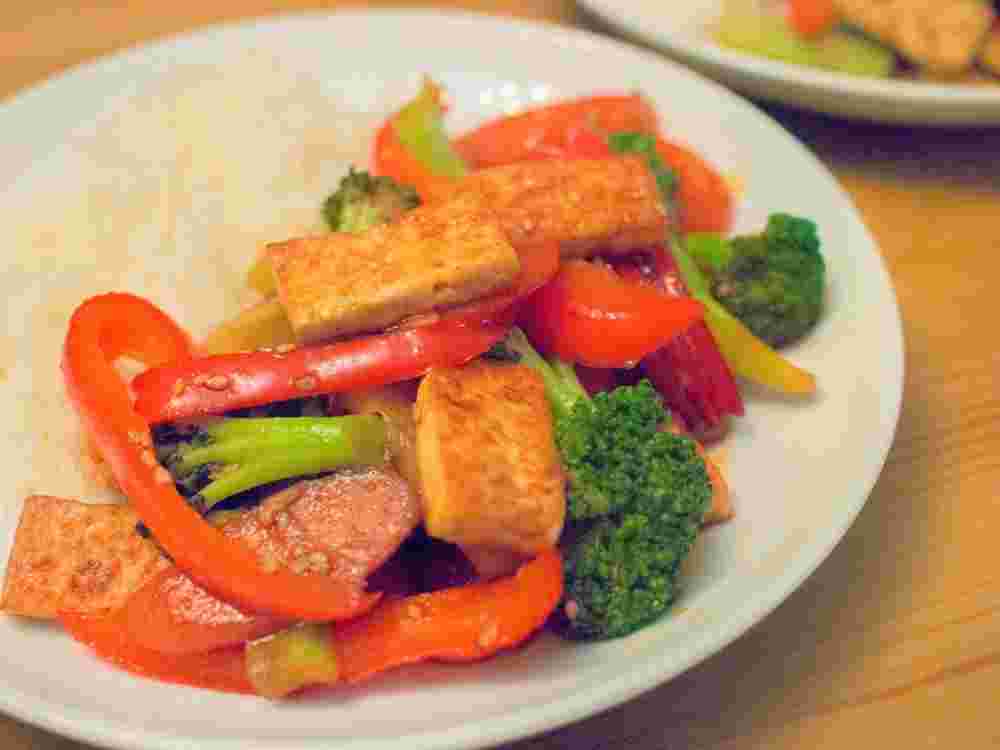 豆腐と野菜のシラチャーソースBBQ炒め