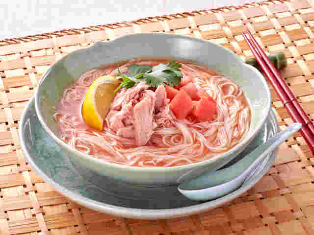シラチャーソースを使ったツナとトマトのエスニックそうめん