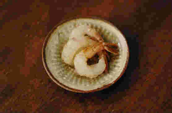 器に盛られたガサエビの昆布締め