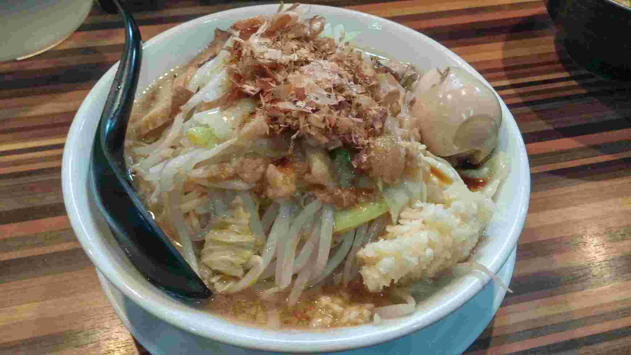成蹊前ラーメンのような具沢山のラーメン
