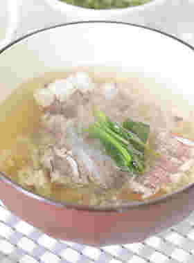 器に注がれたガサエビのスープ