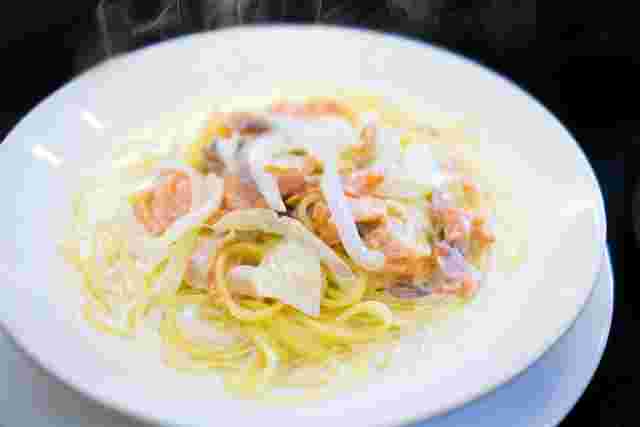 サーモンと玉ねぎのクリームパスタ