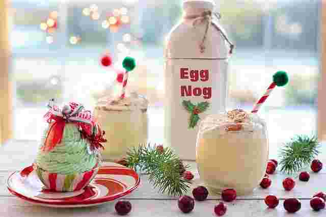クリスマスの飾りつけをしたエッグノッグ