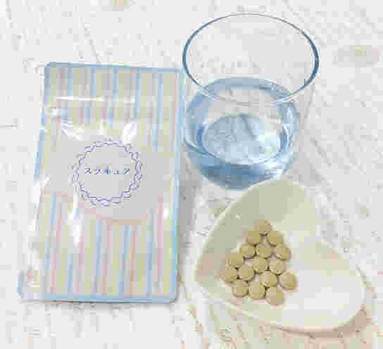 スラキュアの錠剤と水
