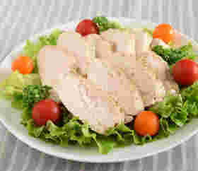 スライスされたサラダチキンが乗ったサラダ
