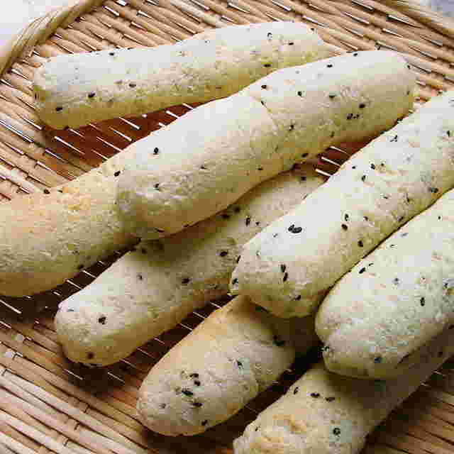 タピオカ粉で黒ごまのもちもちパン