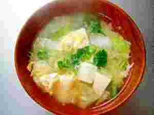 白菜と大根と卵の味噌汁