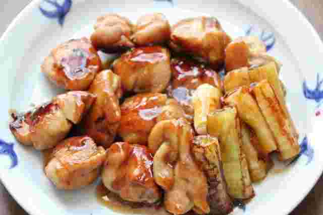 皿に盛りつけられた照り焼きチキン